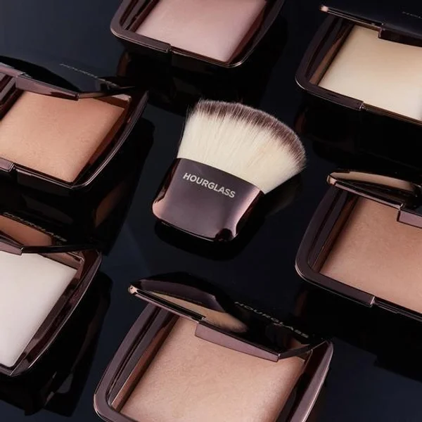 The different shades of the Hourglass Ambient Lighting Powder.