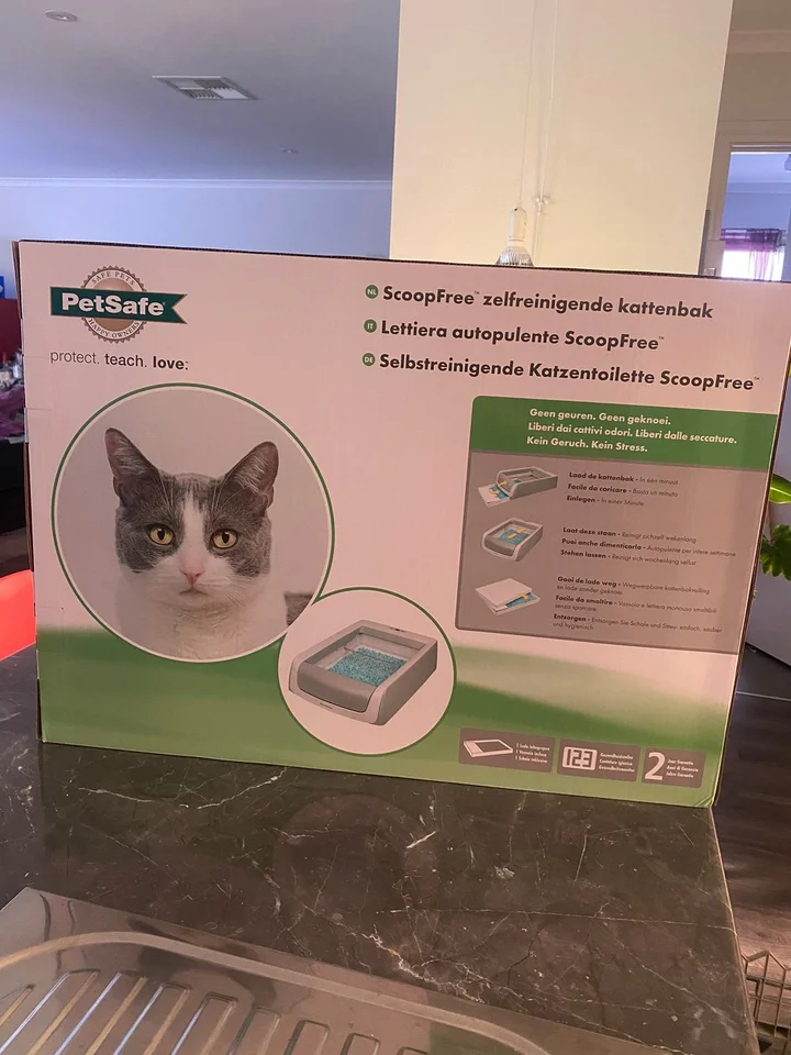 PetSafe ScoopFree Self-Cleaning Litter Box, Second Generation